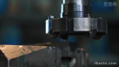 带铣刀的铣床准备在工业制造工厂切割金属细节